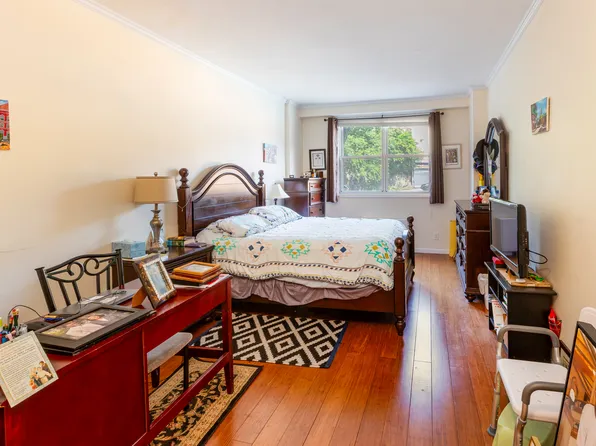 555 Kappock Street image 8 of 19