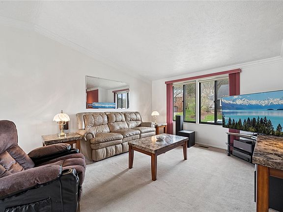5th image of 145 Wiltshire Cir
