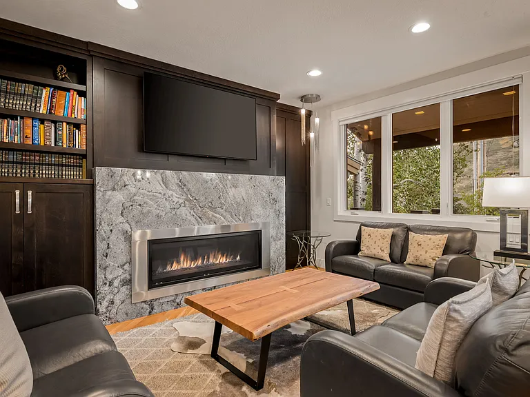 1183 Empire Ave — Photo 4