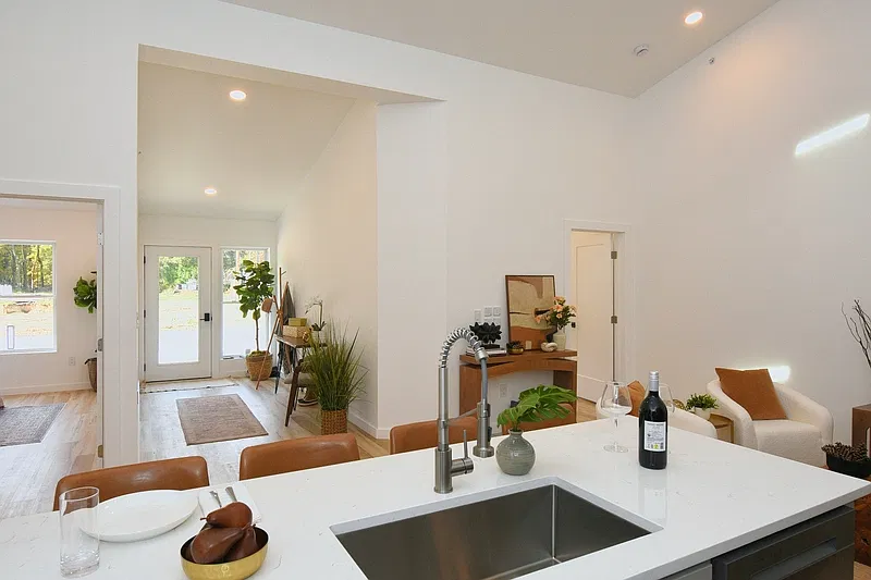 2 bed, 1.0 bath, 1050 sqft, $2,950 — Photo 3