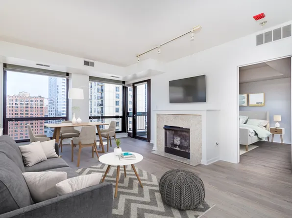 1212 N Wells St APT 1402, Chicago, IL 60610