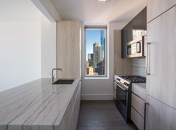 4th image of 271 W 47th St Ph E