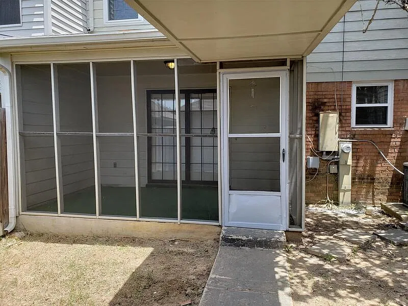2 bed, 2.5 bath, 1296 sqft, $1,195 — Photo 2