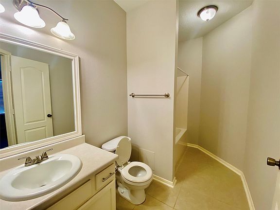 2nd image of 5615 Brookhollow Oaks Trl