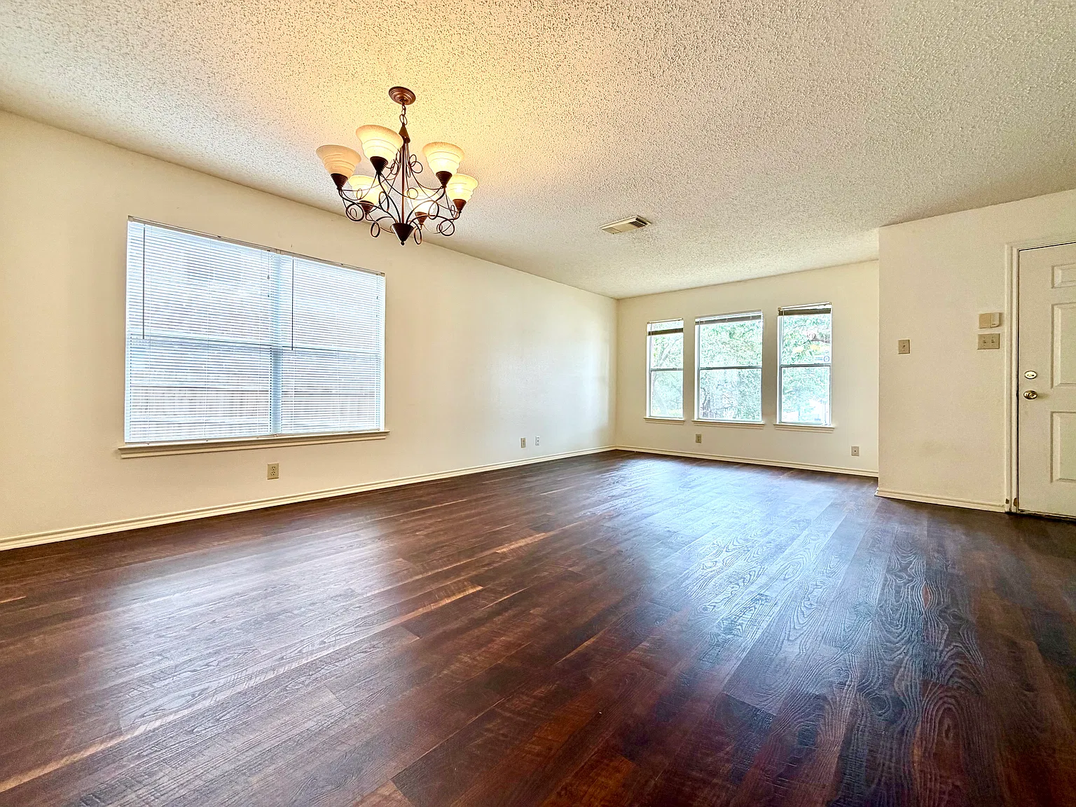 4 bed, 2.5 bath, 2571 sqft, $2,015 — Photo 3
