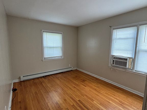 4th image of 7 Meadow St #1