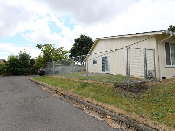 3rd image of 4898 Chinook Ct SE