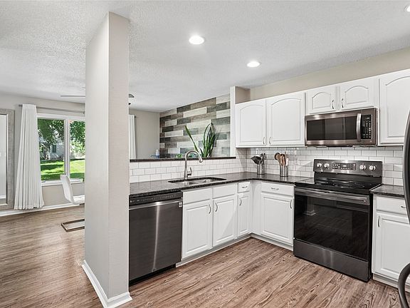 4th image of 2811 SE 22nd St Unit 820