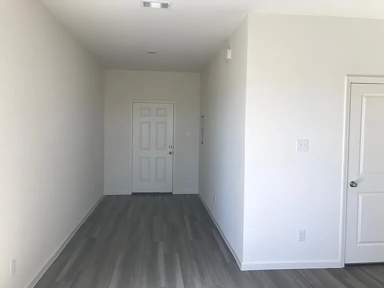 203 Bradford Dr — Photo 8