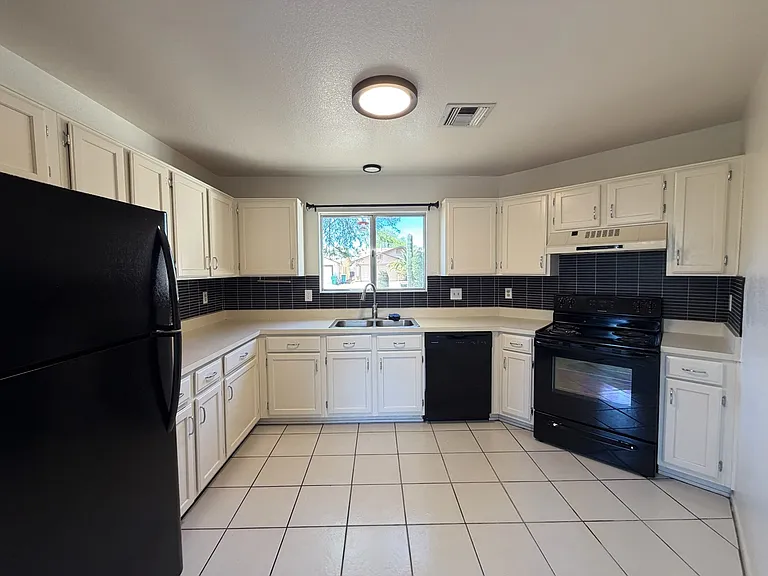 9368 N Hampshire Dr — Photo 2