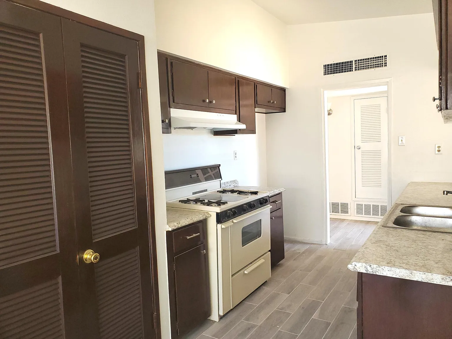 4 bed, 1433 sqft, $1,600 — Photo 4