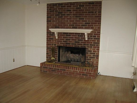 2nd image of 910 Sussex Ct