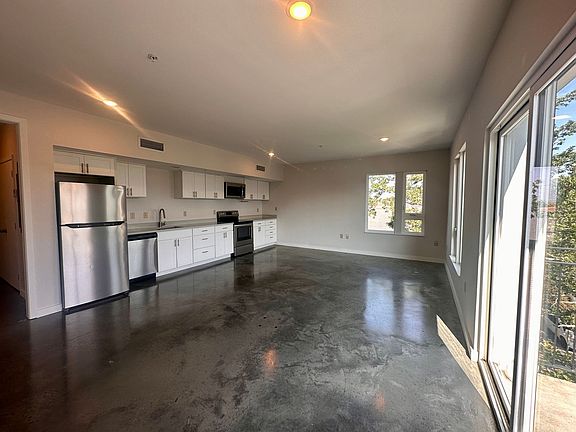 4th image of 3100 Banks St #310
