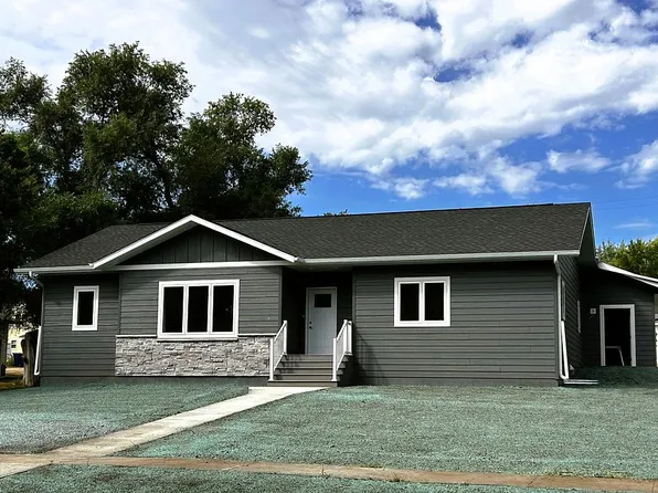 901 Forest St, Lisbon, ND 58054