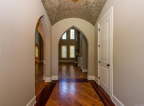 3rd image of 604 Beauhaven Ln
