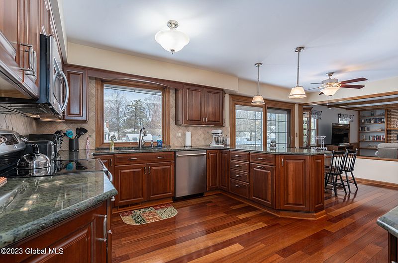 3rd image of 21 Valleywood Drive