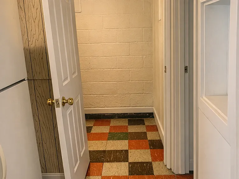 Office/nursery - view of entrance