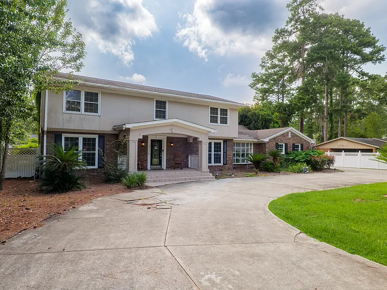 2114 Jerry Jones Dr — Photo 11