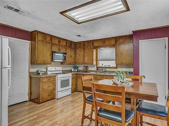 5th image of 3008 Jennifer Dr