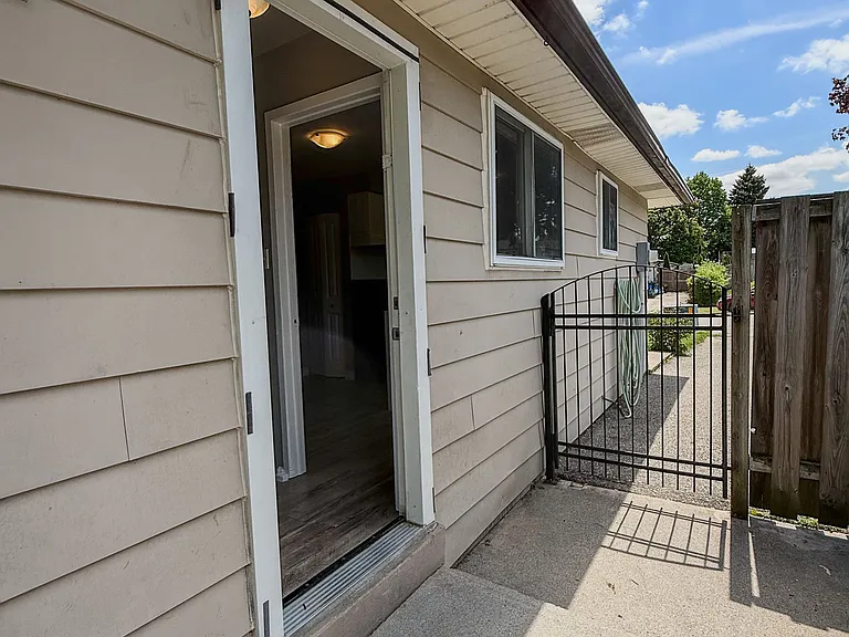 80 Kipling Cres — Photo 34