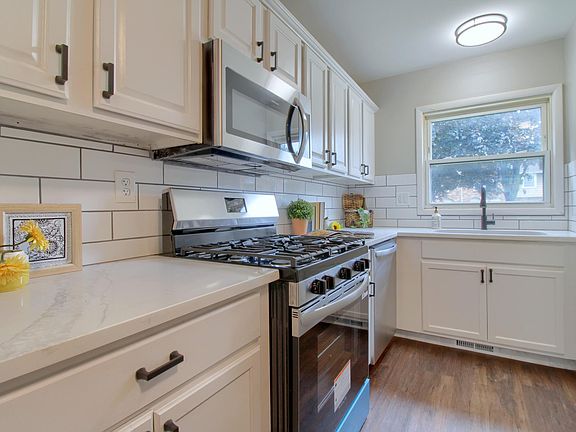 5th image of 2611 Kingstowne Dr