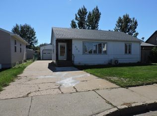 447 1st St SW, Dickinson, ND 58601