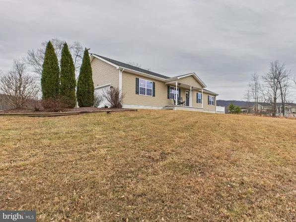 886 Pale Magnolia Dr, Gerrardstown, WV 25420