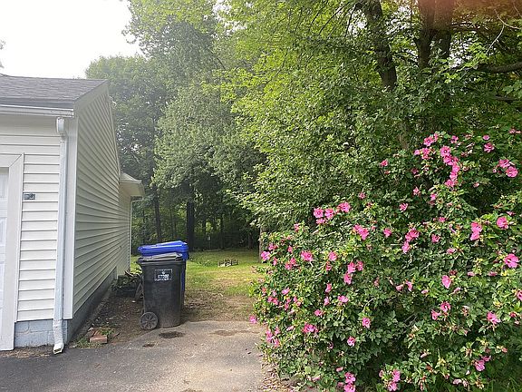 5th image of 17 Frenette Dr