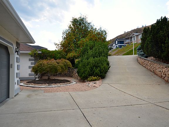 2nd image of 7927 Stoneridge Dr