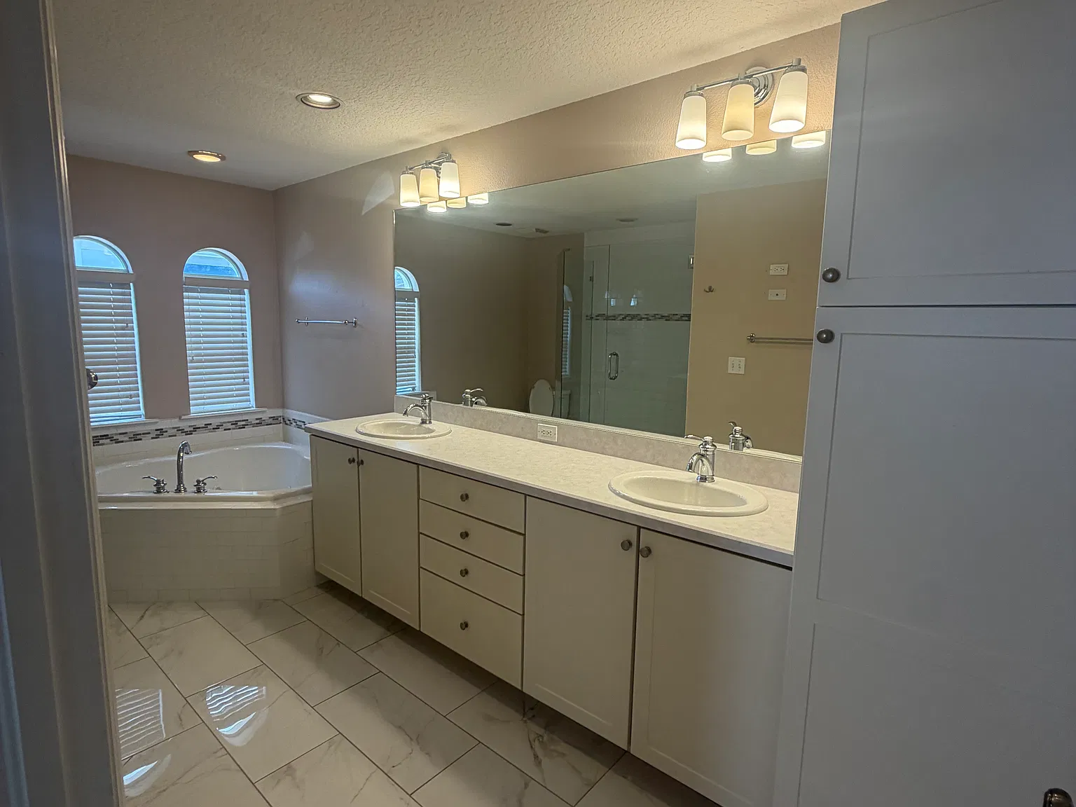 3 bed, 2.5 bath, 1920 sqft, $3,795 — Photo 3