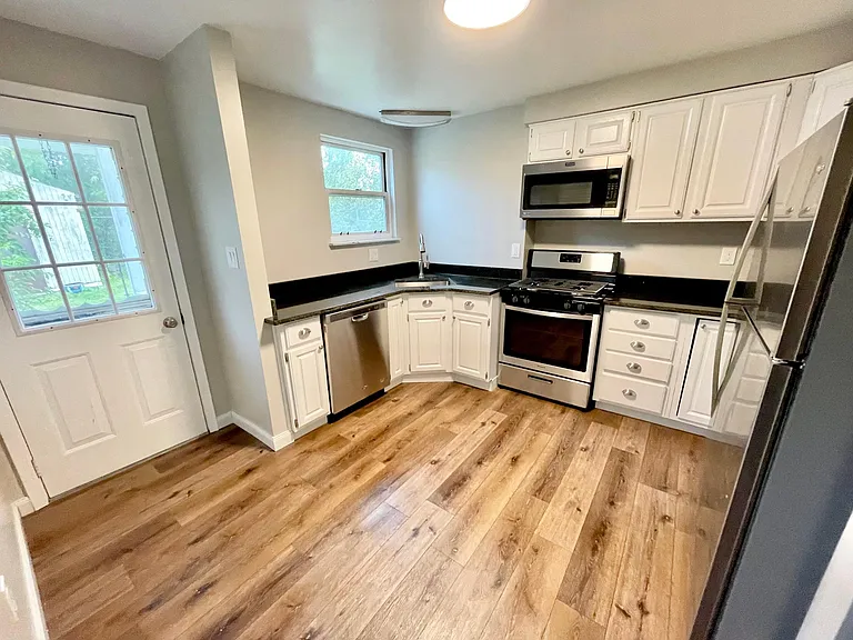 125 Hawthorne Ave — Photo 3