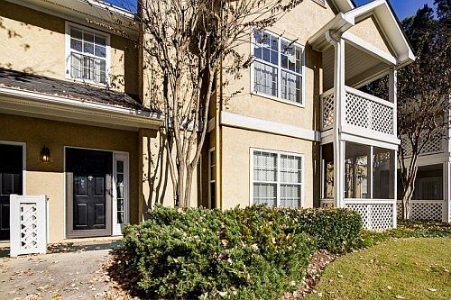 3rd image of 905 Peachtree Forest Ter
