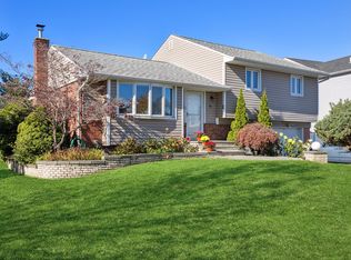 14 Marsak Ln, Syosset, NY 11791