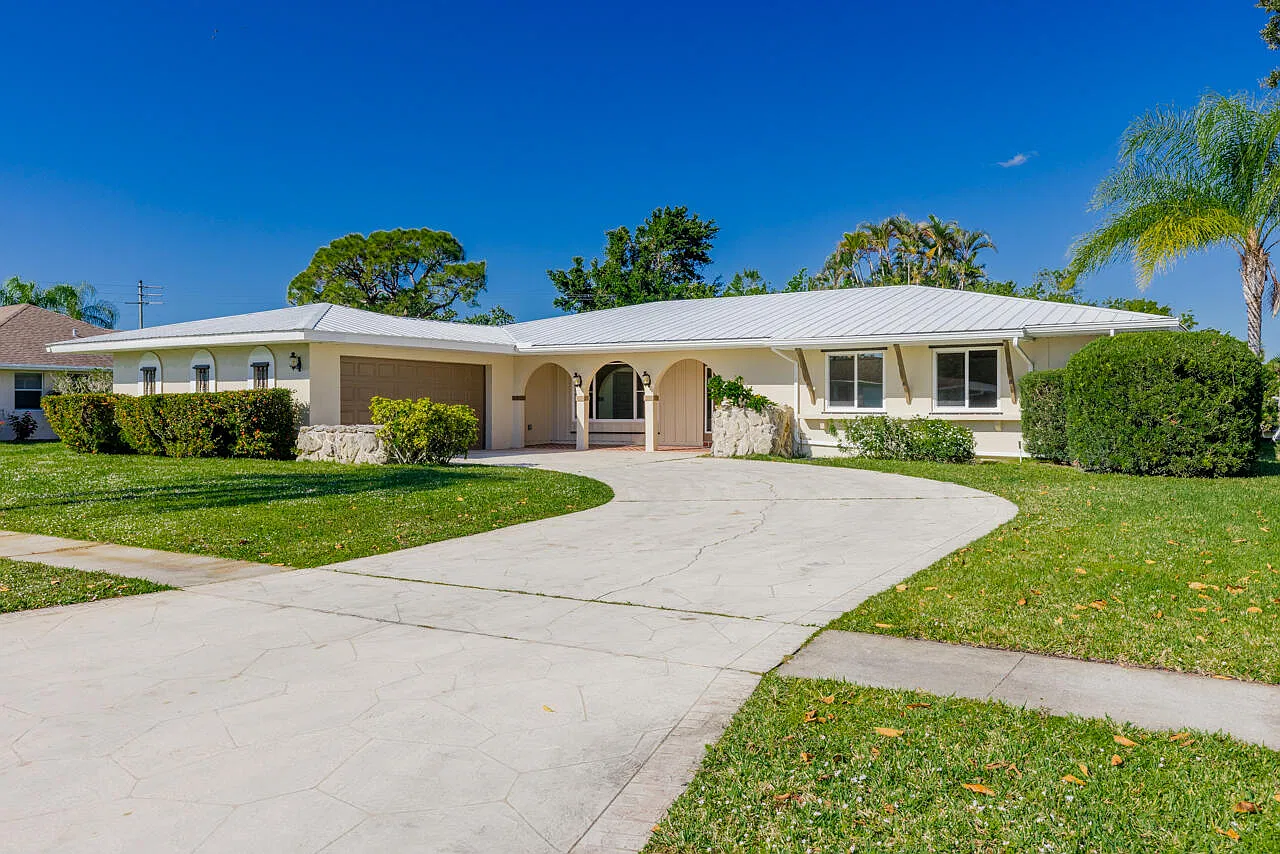 4 bed, 2.0 bath, 2238 sqft, $3,500 — Photo 2