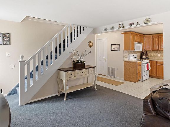 4th image of 219 Stuart St
