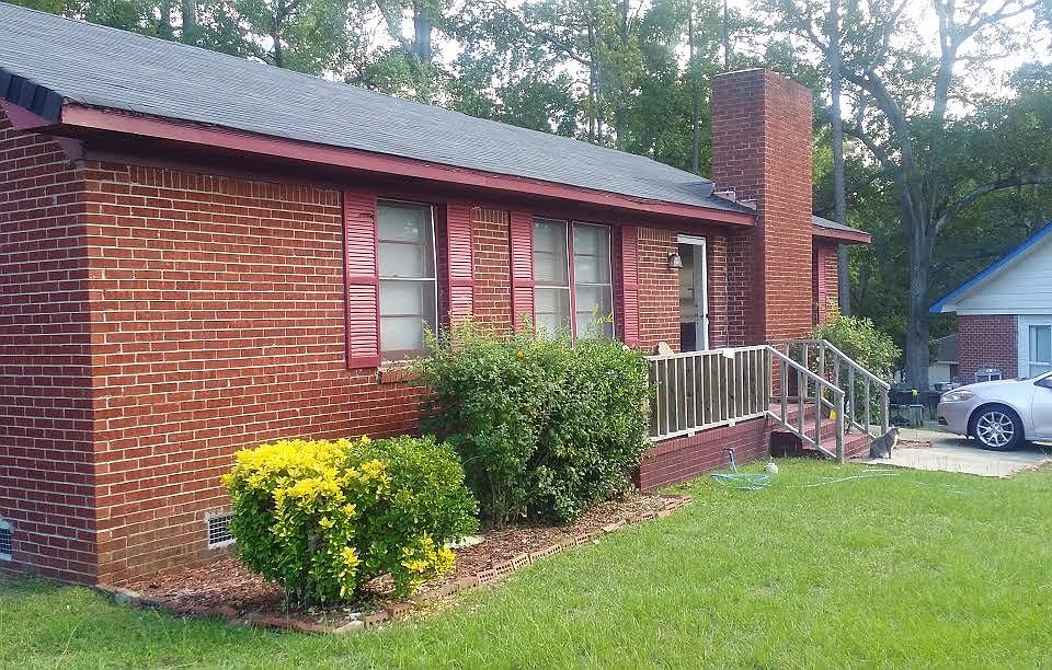 3 Bedroom 2 bath fenced backyard