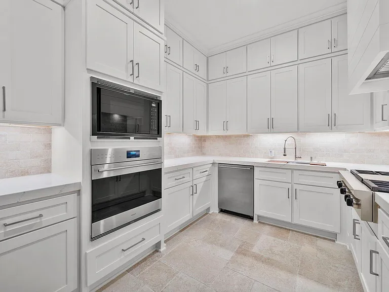 2102 Countryshire Ln — Photo 10