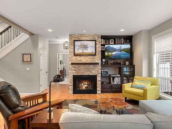 4th image of 1030 NE Parks Edge Cir