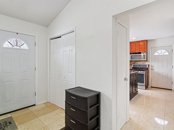 4th image of 502 E Washington St
