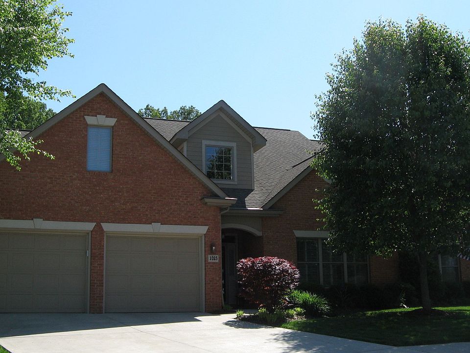 1025 Hunters Lake Dr