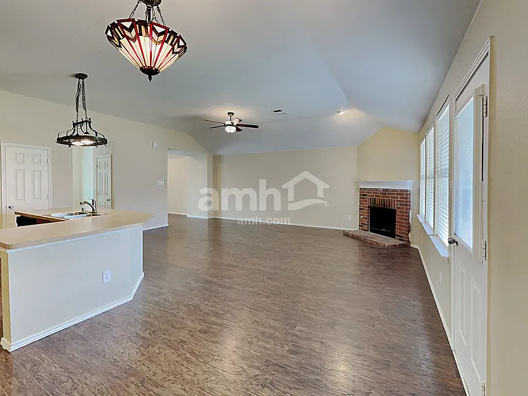 530 Hickory Ln — Photo 6