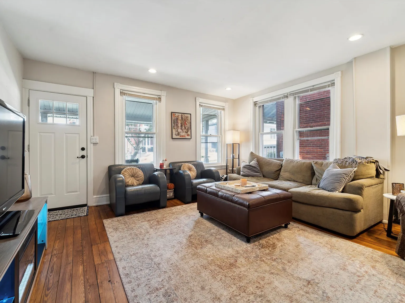 3 bed, 1.5 bath, 1344 sqft, $3,200 — Photo 4