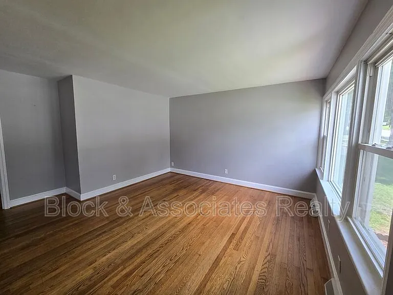 1034 E Lexington Ave — Photo 7