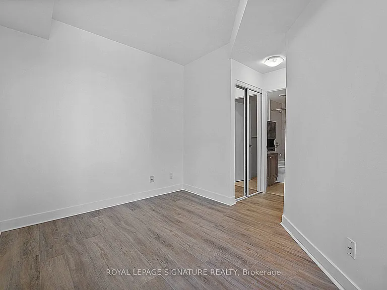 438 King St W #1417 — Photo 11