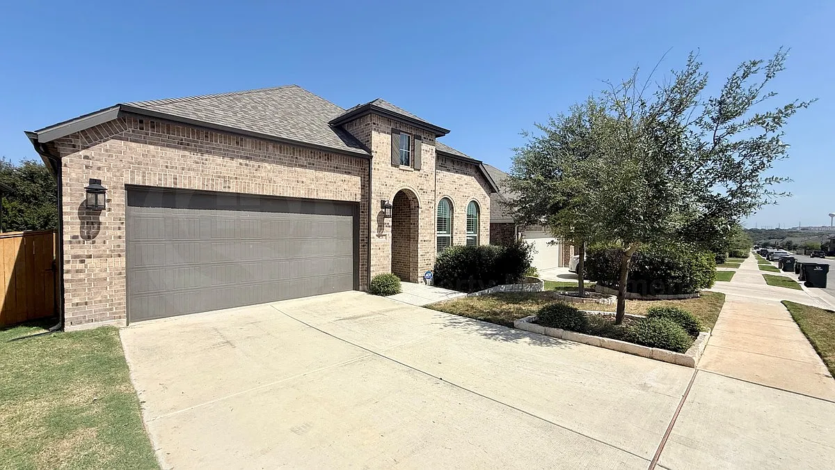 4 bed, 2.5 bath, 2080 sqft, $2,850 — Photo 1