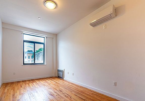 3rd image of 502 Leonard St APT 4R