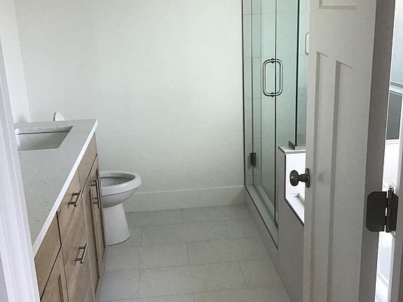 5th image of 209 Huntington St