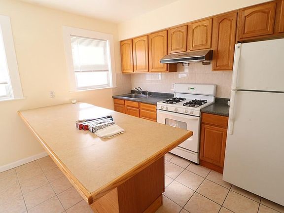2nd image of 26 Dysart St #1