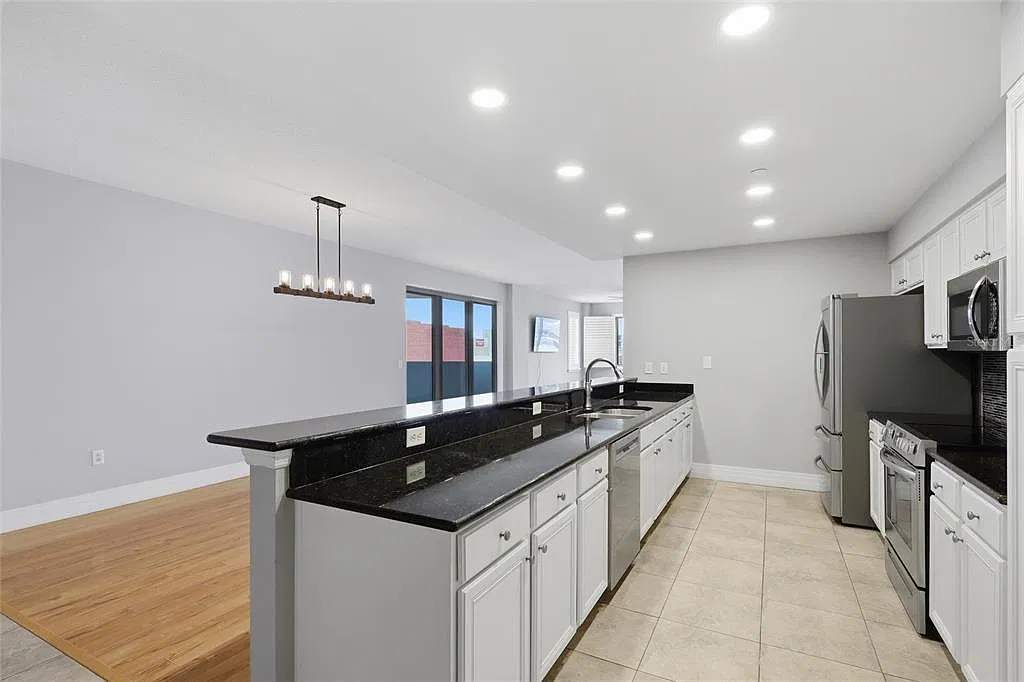 2 bed, 2.5 bath, 1970 sqft, $4,200 — Photo 4