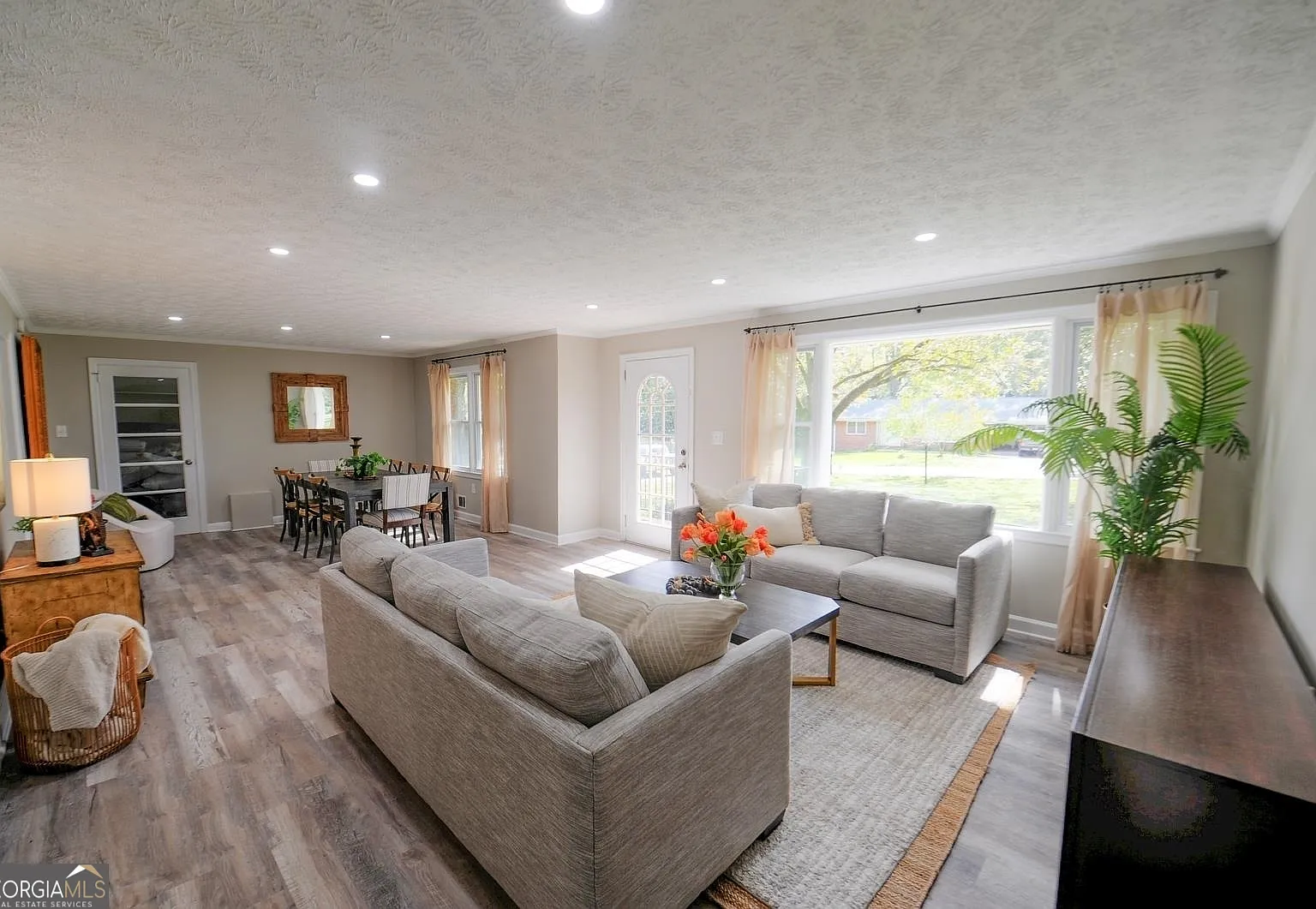 3 bed, 2.0 bath, 1334 sqft, $3,495 — Photo 3